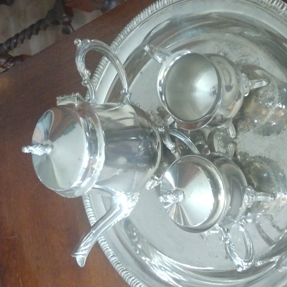 International Silver Company Vintage Small Teapot, Sugar bowl, creamer and tray - Picture 8 of 10